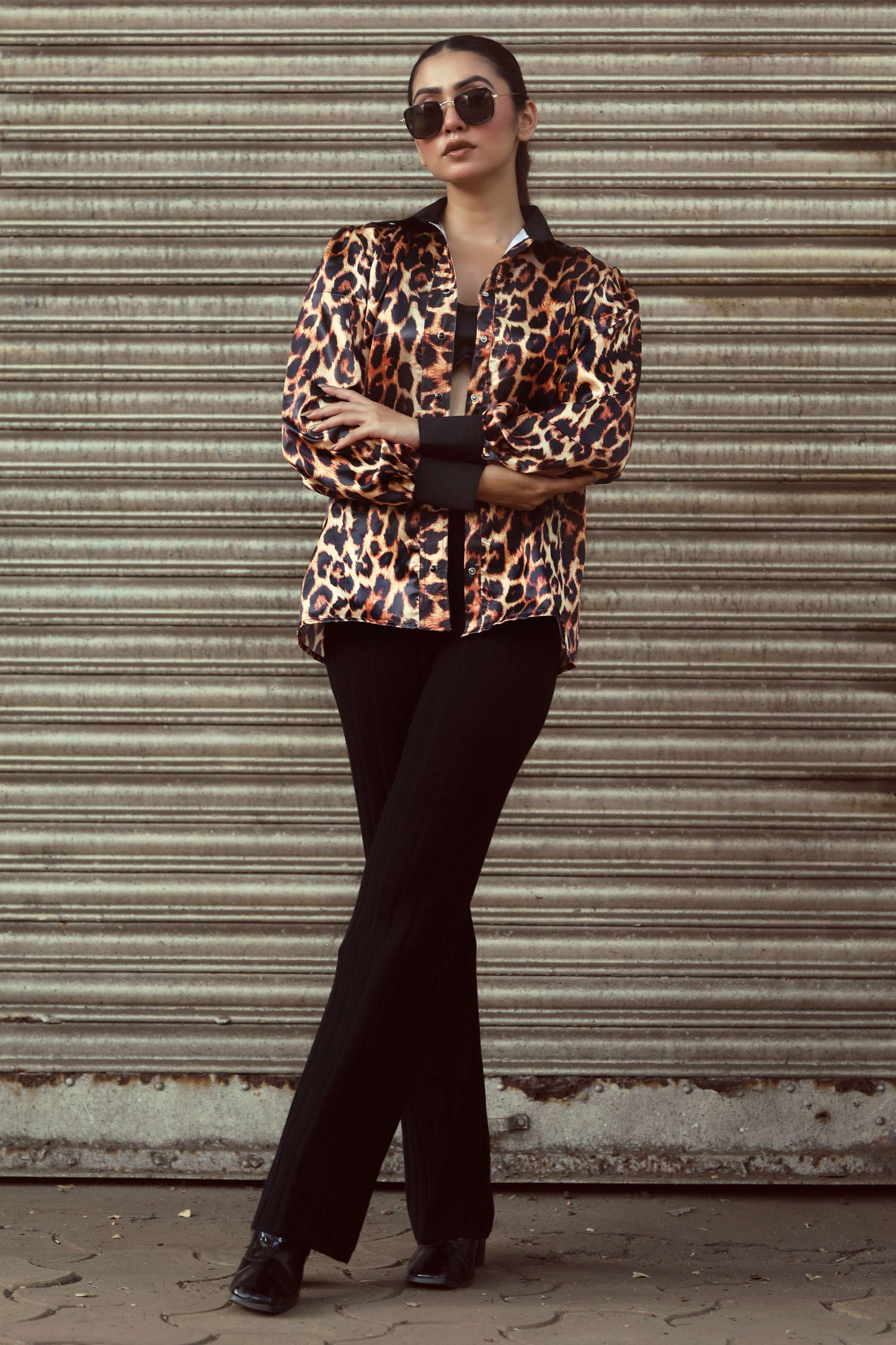 66aura BOSS MOVE shirt featuring a stylish design, tailored fit, and premium fabric for a modern, sophisticated look.