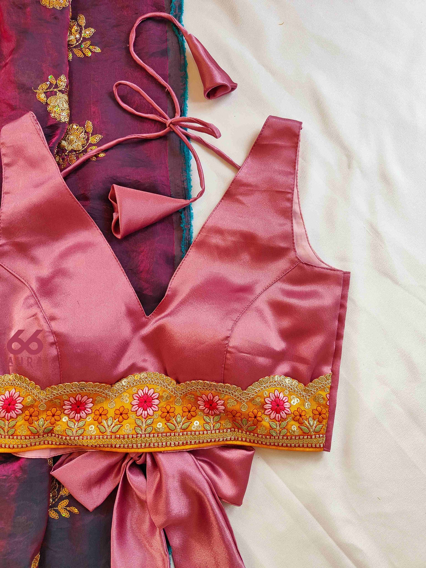 DARLING AURA SLEEVELESS BLOUSE