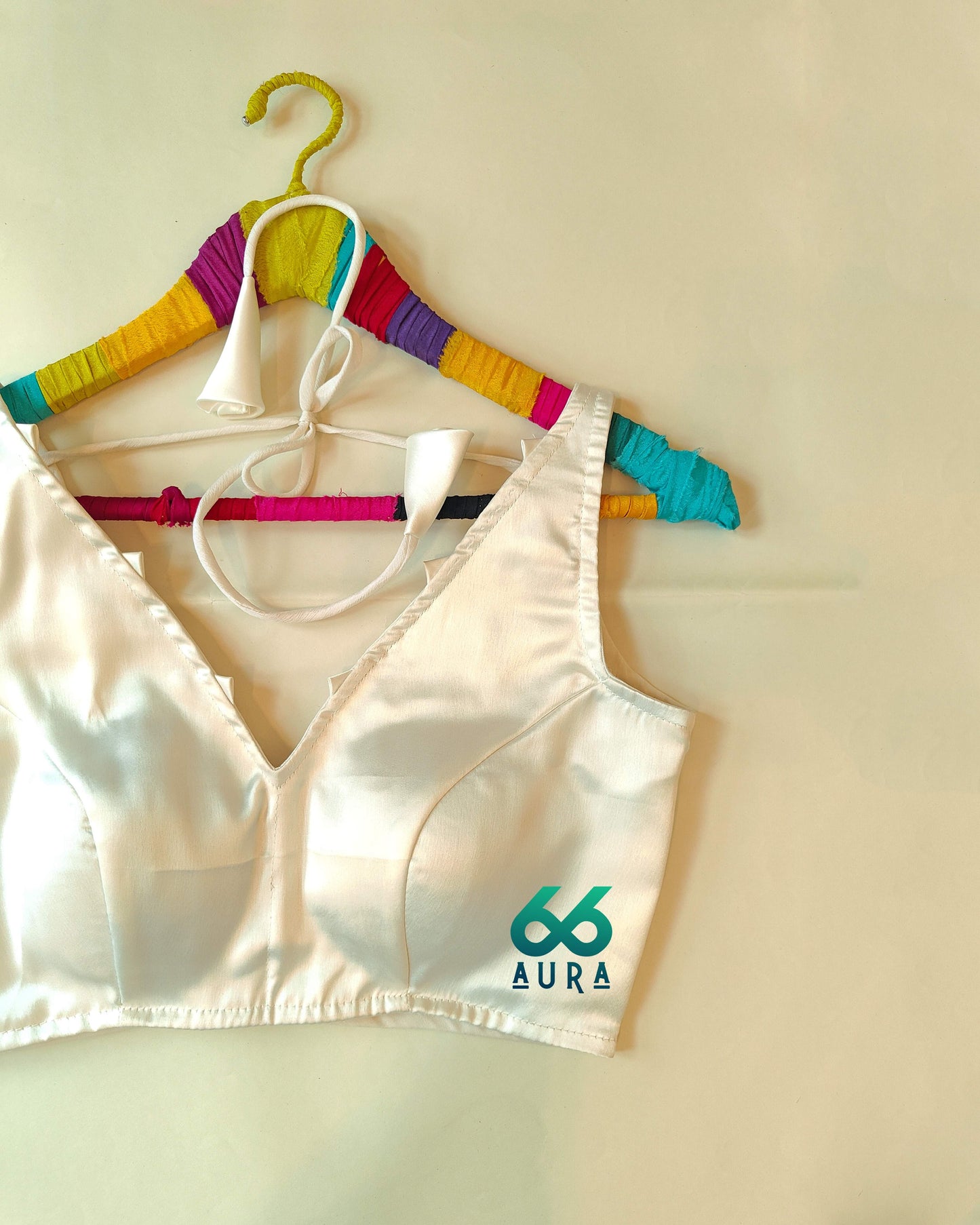 FROST AURA SLEEVELESS BLOUSE