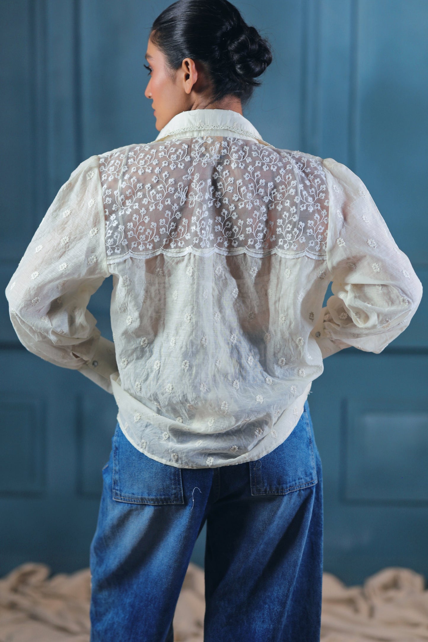 66aura Cloud Craft oversized shirt in soft fabric, featuring a relaxed fit with a rounded neckline and long sleeves.