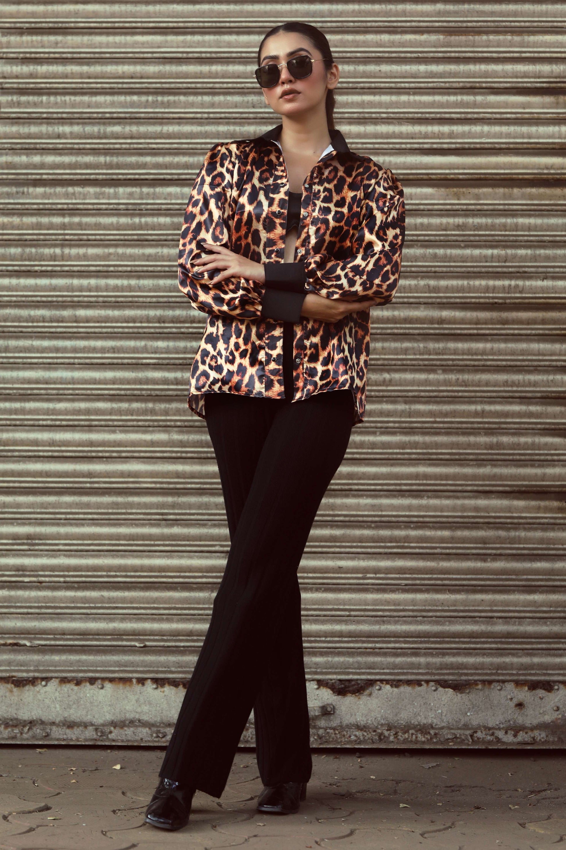 66aura BOSS MOVE shirt featuring a stylish design, tailored fit, and premium fabric for a modern, sophisticated look.