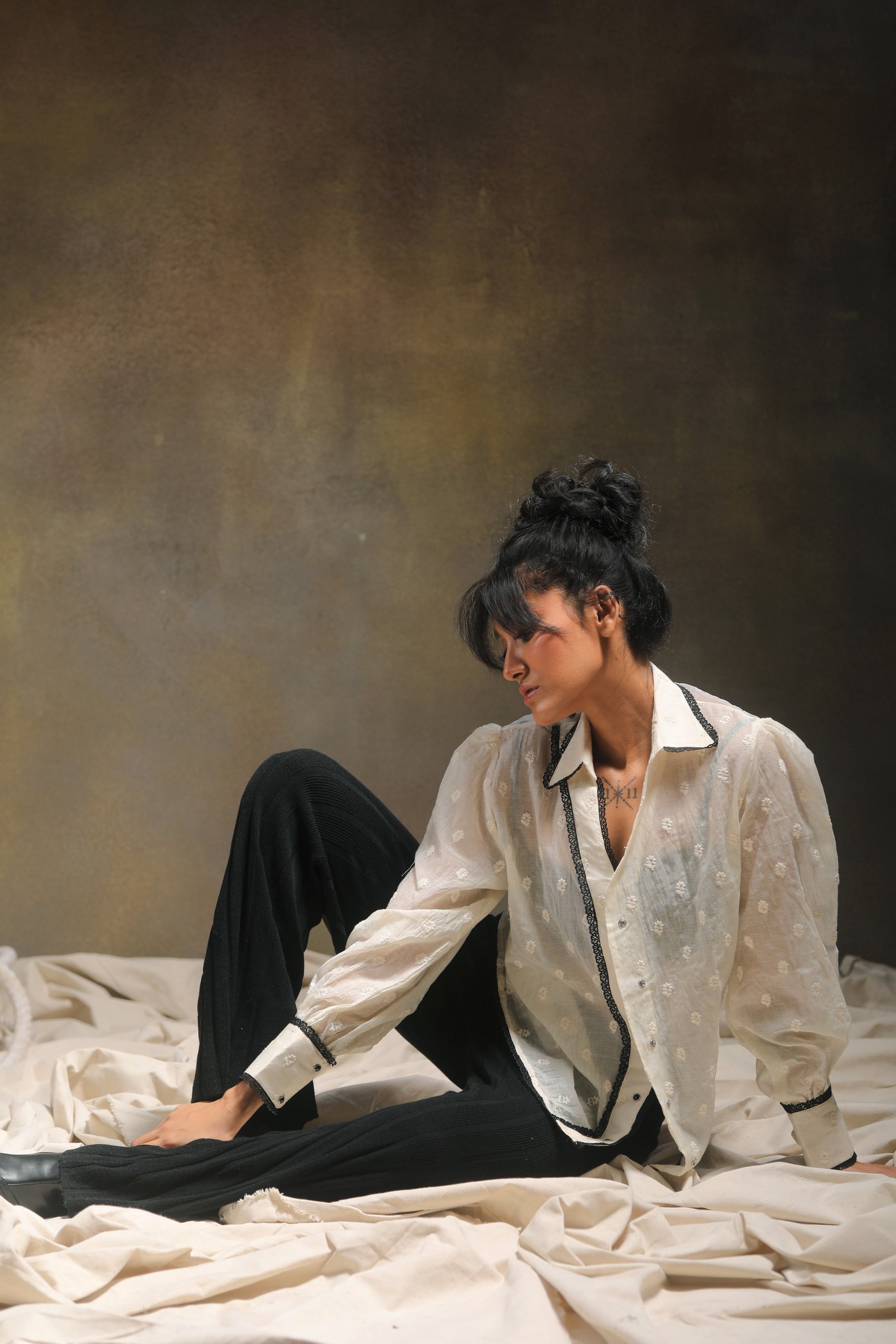 66aura Blink Blink oversized shirt in soft fabric, shown in a relaxed fit with a classic collar and long sleeves.