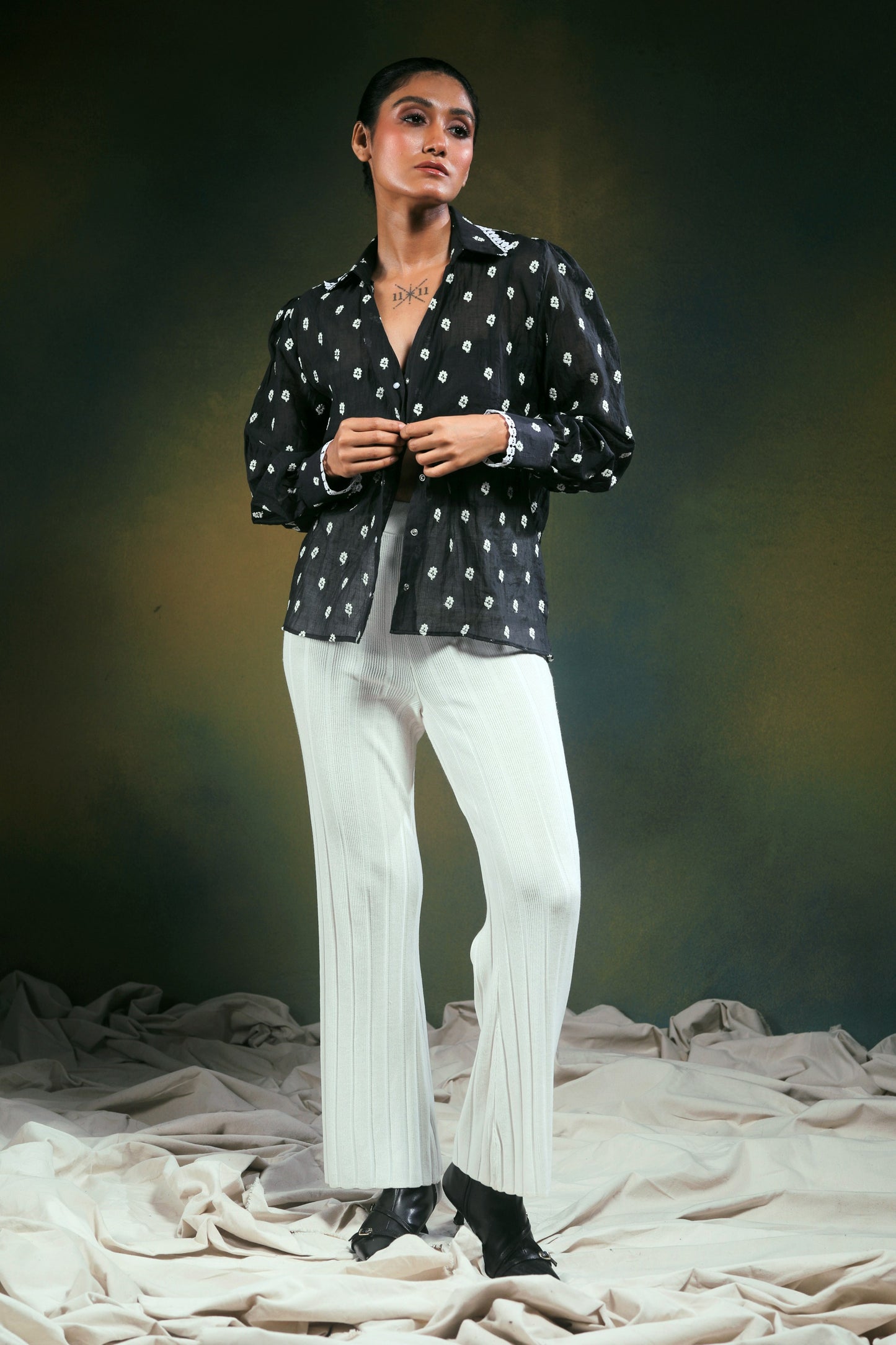 66aura Shadow Sync oversized shirt shown in black with a relaxed fit, long sleeves, and a casual style.