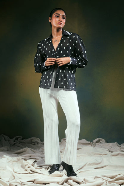 66aura Shadow Sync oversized shirt shown in black with a relaxed fit, long sleeves, and a casual style.