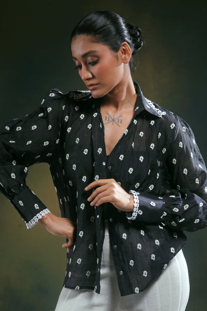 66aura Shadow Sync oversized shirt in black, featuring a relaxed fit with long sleeves and a casual, contemporary design.