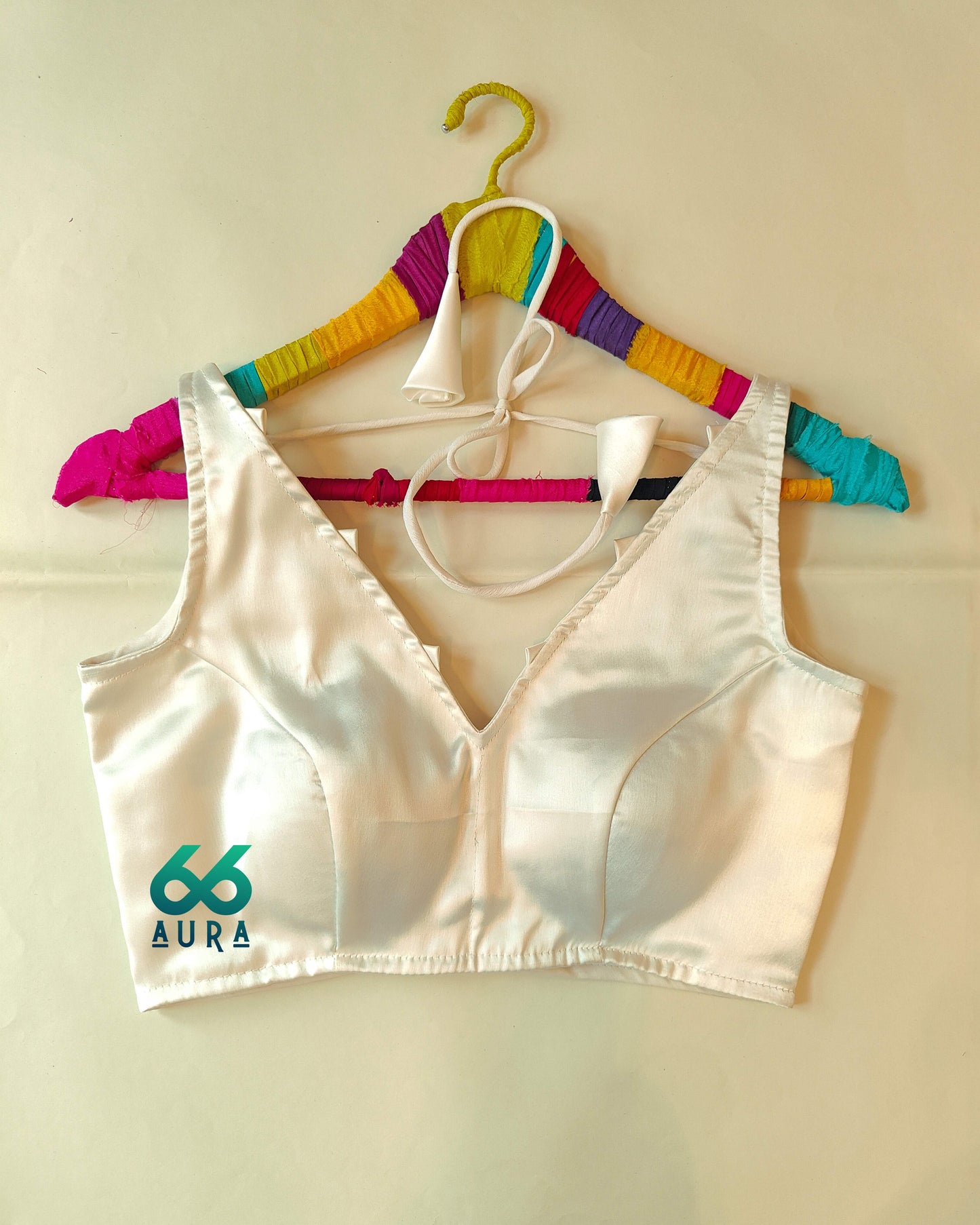 FROST AURA SLEEVELESS BLOUSE