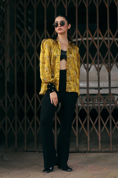 Gray LEVEL UP shirt by 66aura featuring bold graphic text and a relaxed fit, displayed on a mannequin.