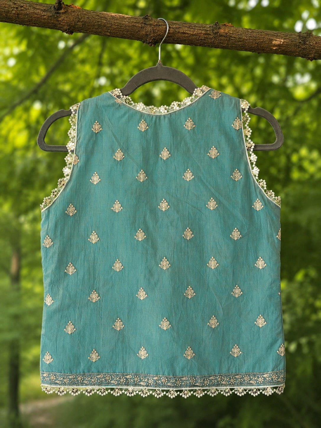 66aura Capri Coast Top in lightweight fabric, featuring a relaxed fit and stylish design, shown on a model.