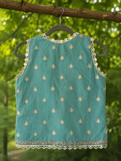66aura Capri Coast Top in lightweight fabric, featuring a relaxed fit and stylish design, shown on a model.